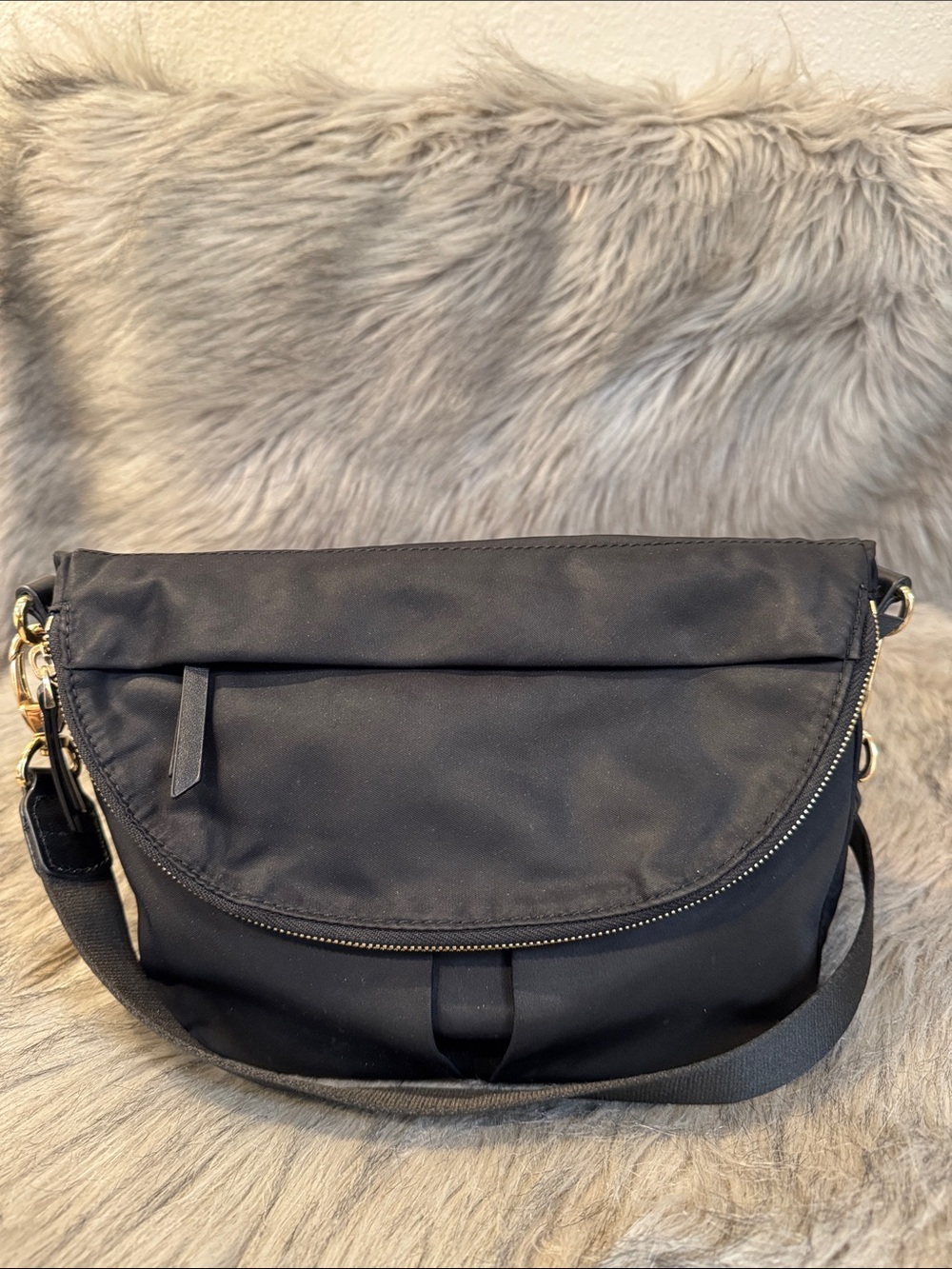 Quince Classic Black Crossbody Bag - Versatile Everyday Style